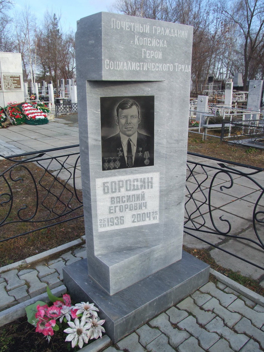 Памятники и надгробия героям Социалистического труда