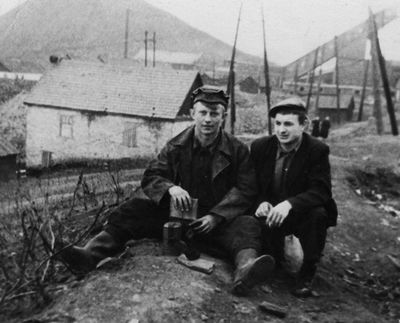 Перед спуском. Слева будущий бригадир ГРОЗ, почетный шахтер СССР Кладиев Николай Семенович.